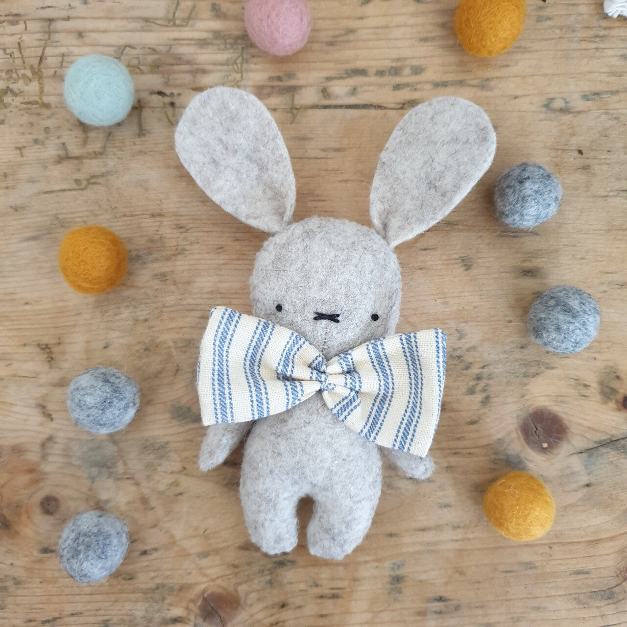 Bunny with a bow PDF pattern + tutorial